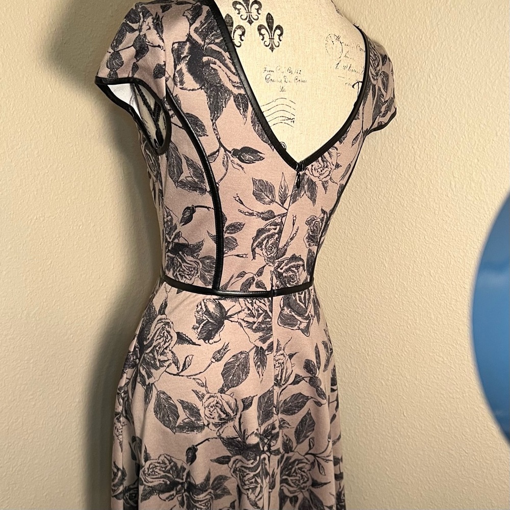 Maurice’s Cap-sleeve Dress with Floral Pattern and Faux-Leather Trim Sz … - Picture 2 of 9